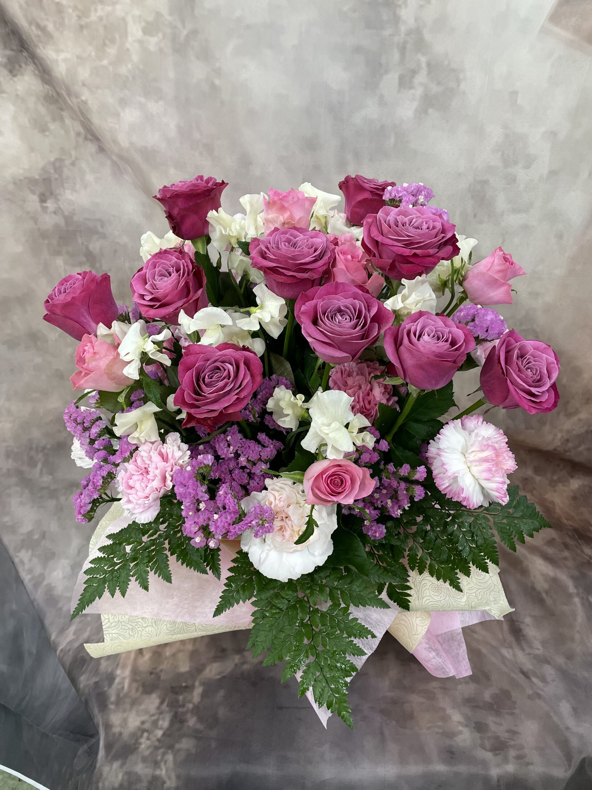 気品あふれるピンクローズの華やかアレンジ – antique rose（三上電気